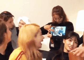 움짤 꽁냥꽁냥 사이 좋은 정연 지효 [데이터]