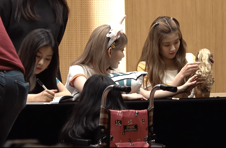 190405 아이한테 싸인해주는 아이즈원(izone fansign)