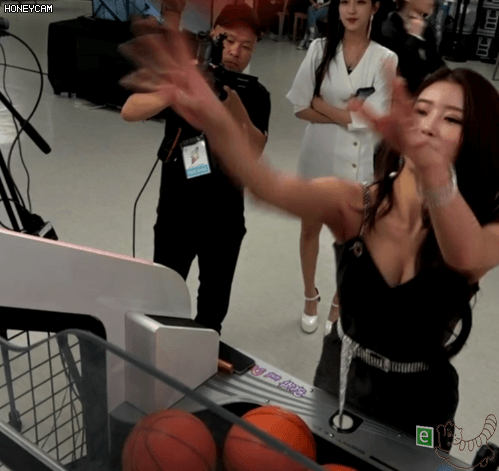 게임하는 V넥 미주