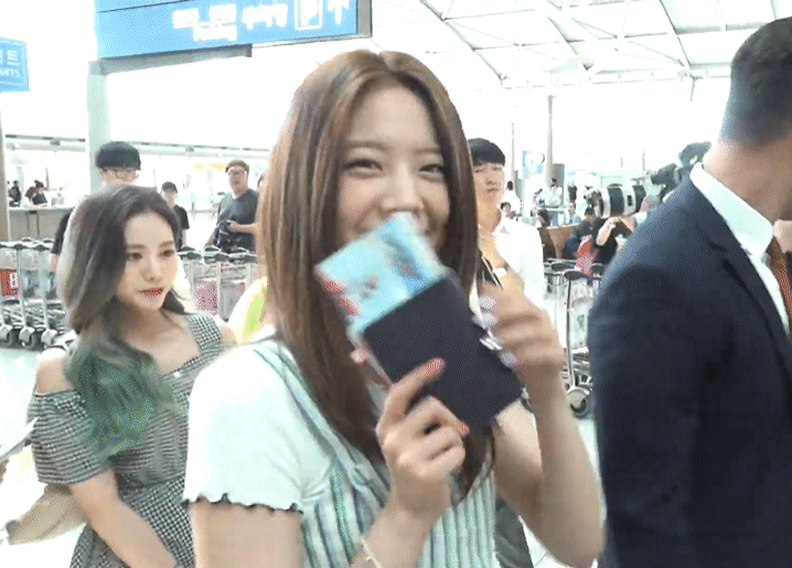 프로미스나인 출국