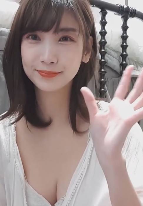 롤코녀 임이지 잠옷 가슴골