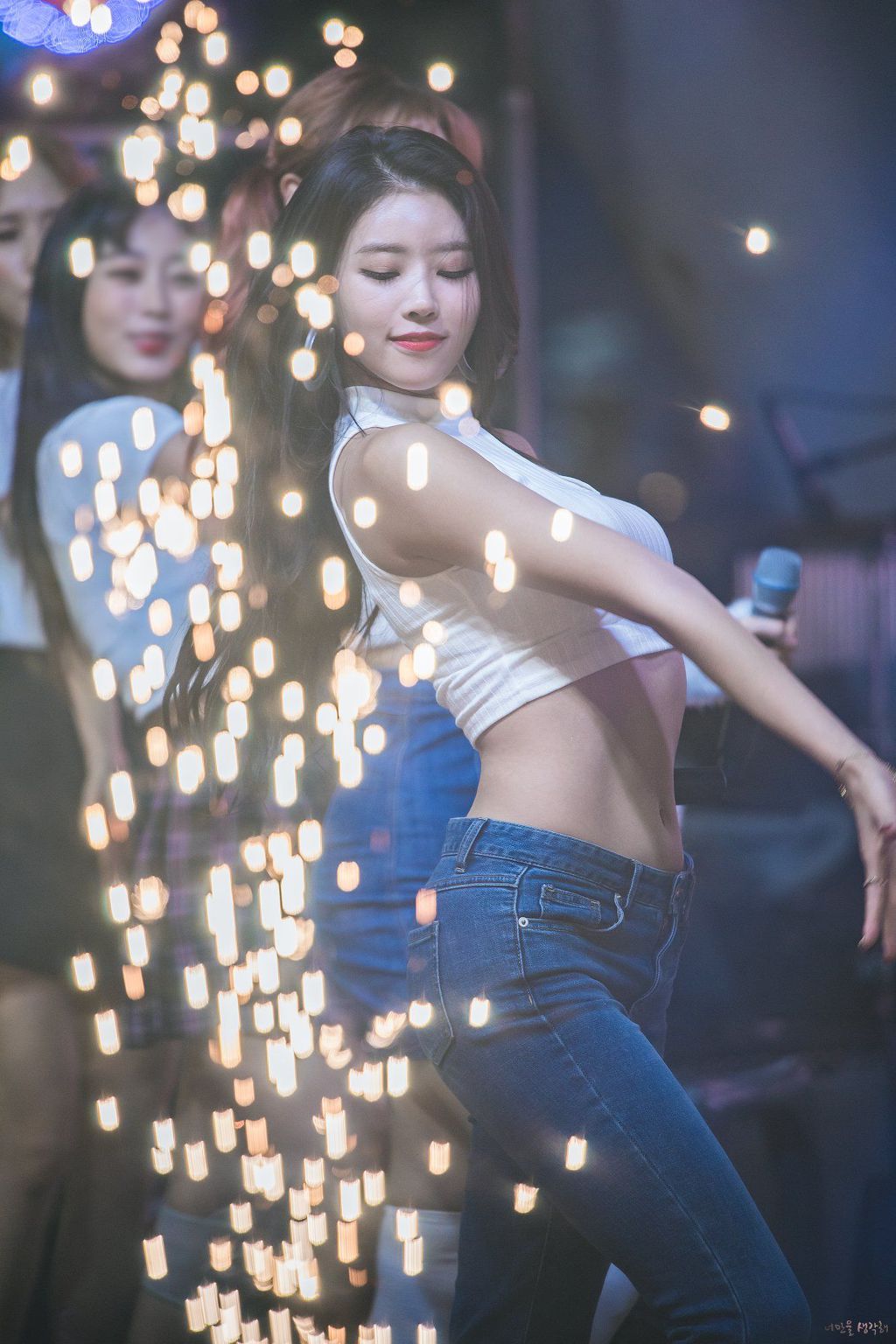 청바지가 잘 어울리는 여자