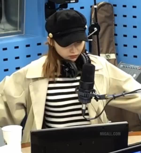 윤태진 아나운서 줄무늬 의상.gif