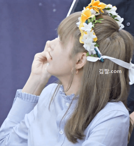 190630 왜쳐다보지..? 내가 그렇게 귀여운가? [리사]