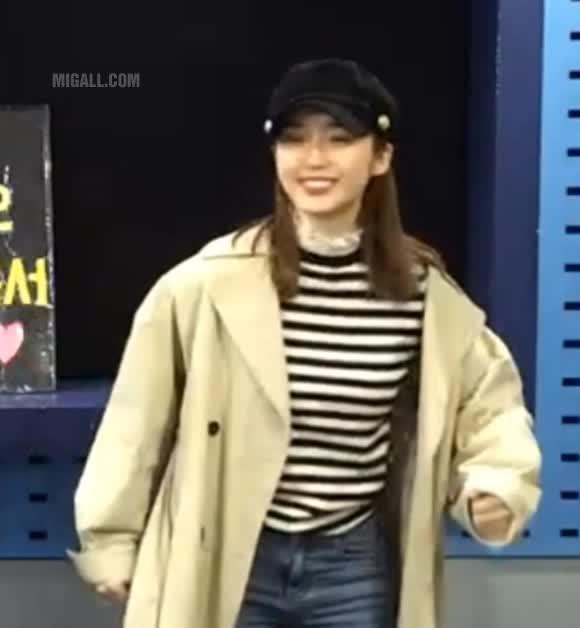 윤태진 아나운서 줄무늬 의상.gif