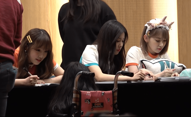 190405 아이한테 싸인해주는 아이즈원(izone fansign)