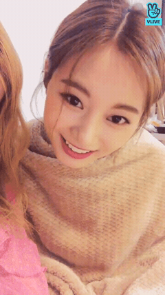 뒤로 머리 묶은 귀여운 쯔위