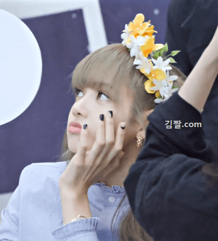 190630 왜쳐다보지..? 내가 그렇게 귀여운가? [리사]