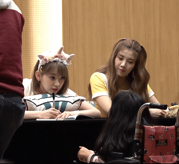 190405 아이한테 싸인해주는 아이즈원(izone fansign)