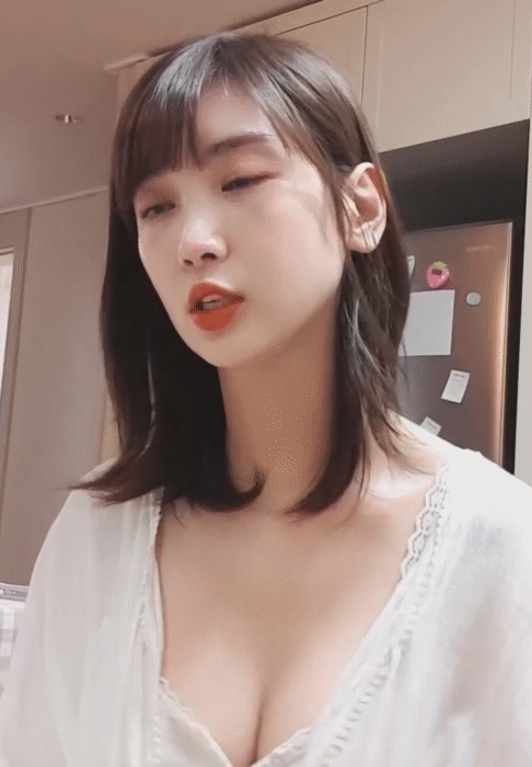 롤코녀 임이지 잠옷 가슴골