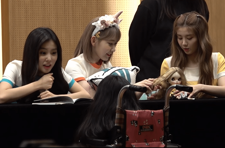 190405 아이한테 싸인해주는 아이즈원(izone fansign)