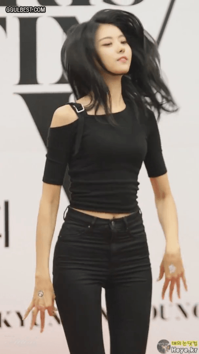 임나영 올블랙 스키니진 골반라인