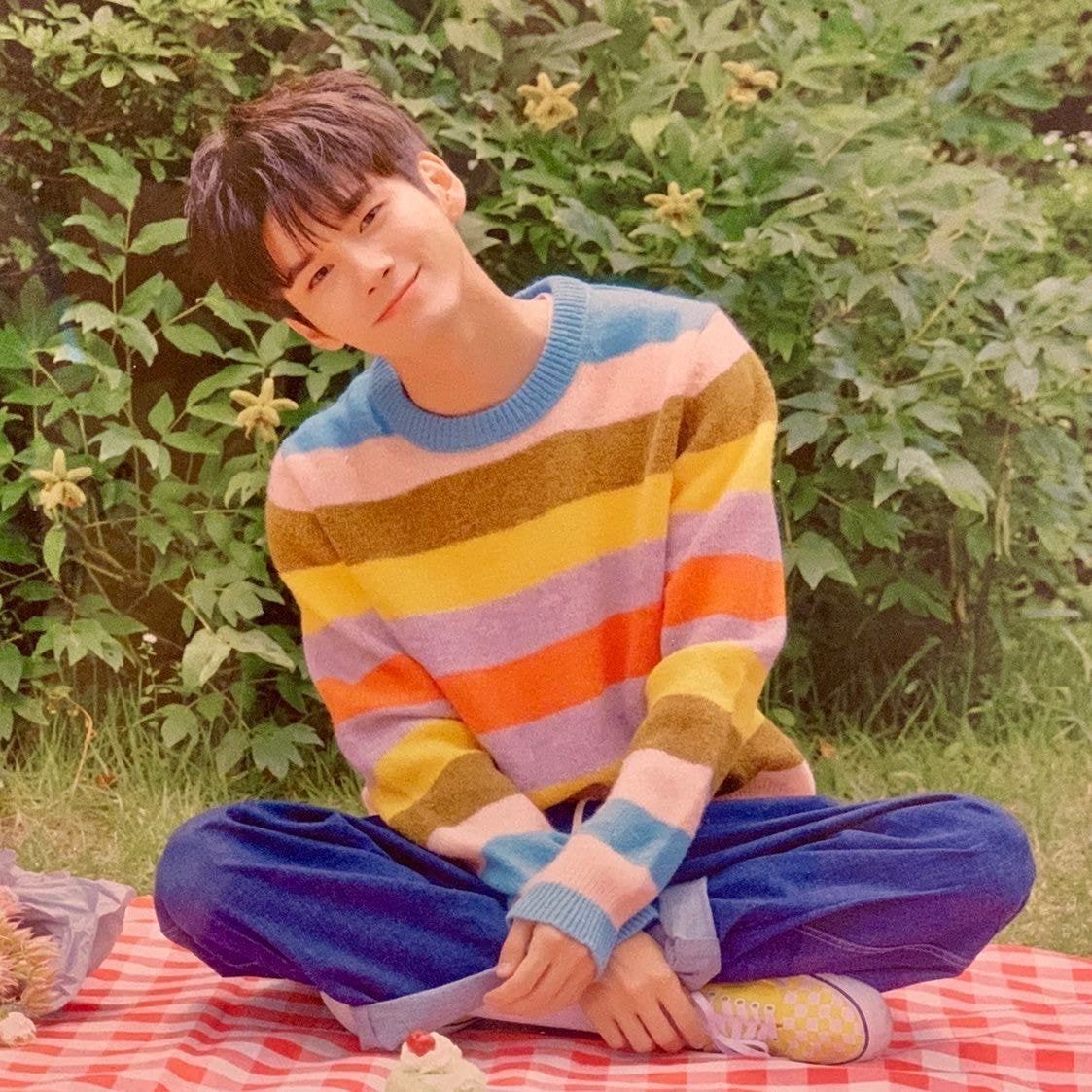 같은 무지개떡의상 입은 옹성우 황민현