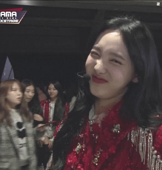 MAMA 백스테이지 나연, 빼꼼 미나