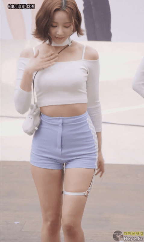 타이트 한 오프숄더 연우