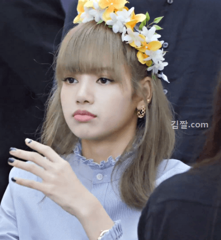 190630 왜쳐다보지..? 내가 그렇게 귀여운가? [리사]