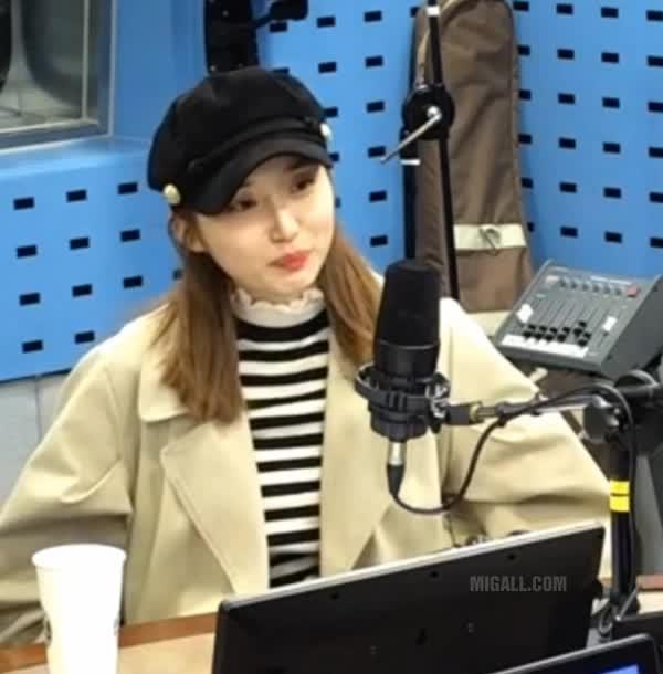 윤태진 아나운서 줄무늬 의상.gif