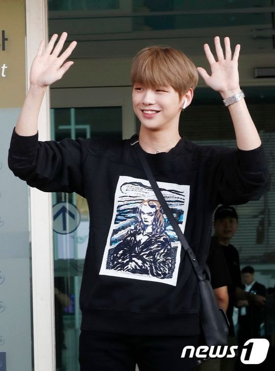 오늘 강다니엘 어깨 ㄷㄷ