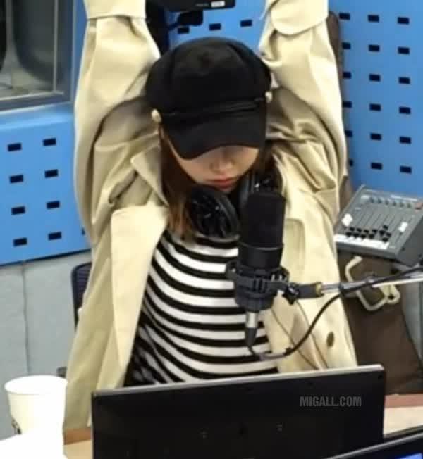 윤태진 아나운서 줄무늬 의상.gif