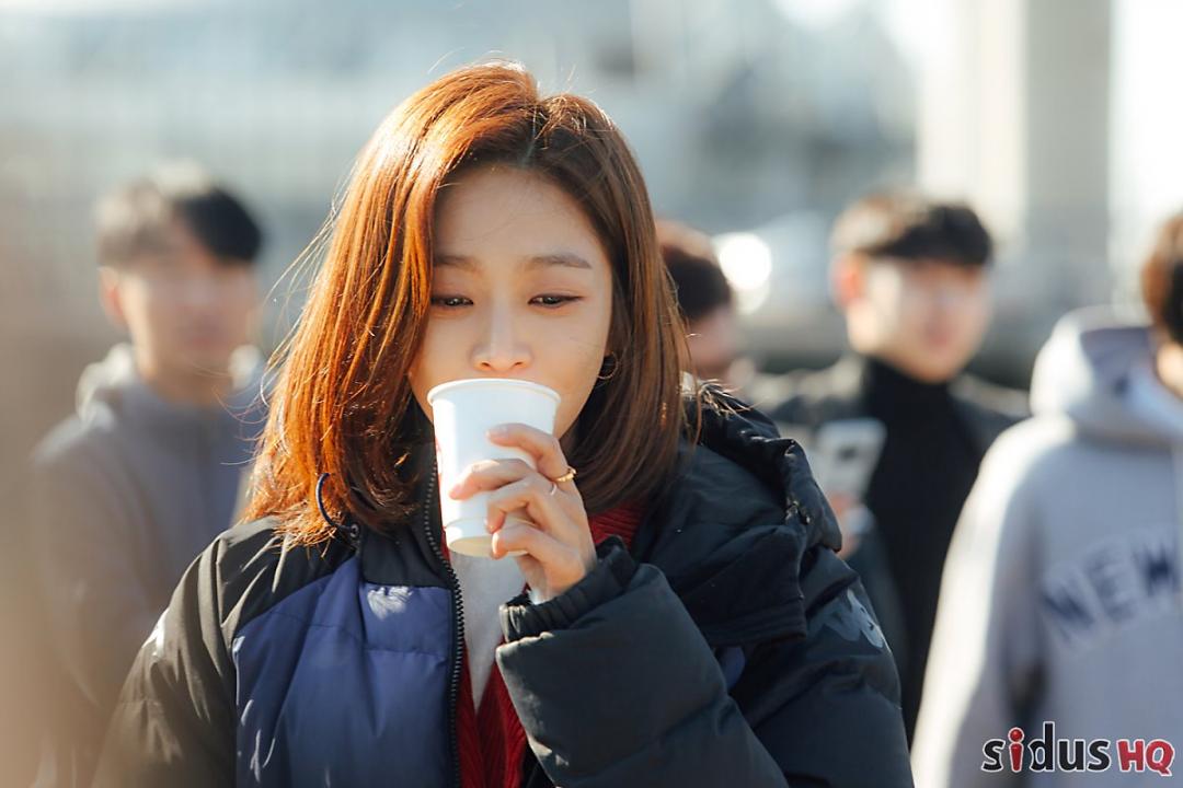 몸소 온도계가 되어 한강 수온을 체크해 [보아]요