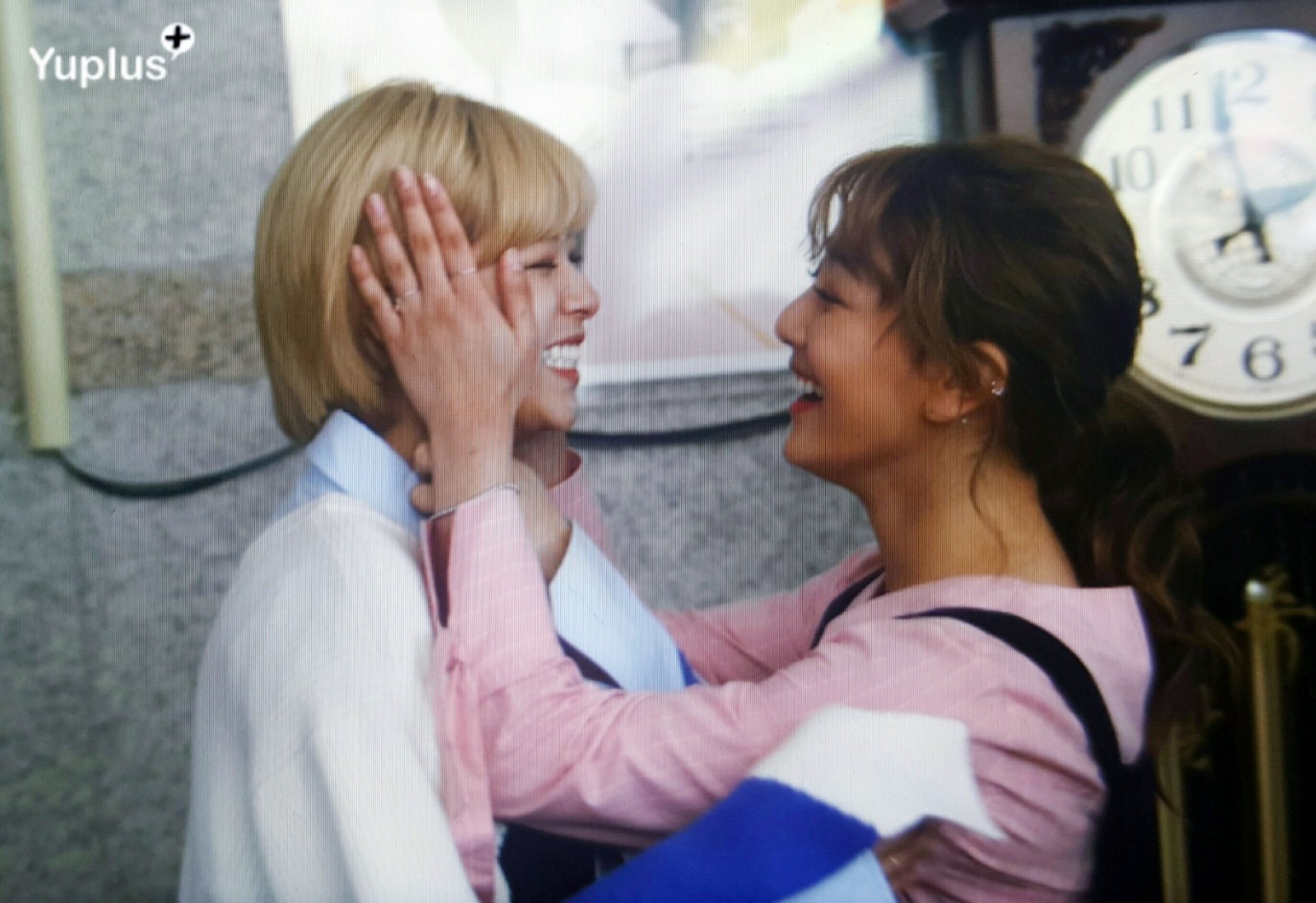 움짤 꽁냥꽁냥 사이 좋은 정연 지효 [데이터]