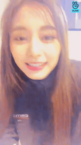 뒤로 머리 묶은 귀여운 쯔위