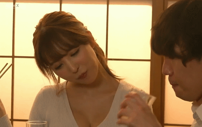 먹으면서 유혹하는 미카미 유아