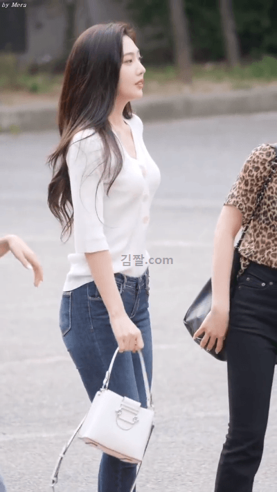 출근길 조이 청바지 뒤태(오늘자 뮤뱅)