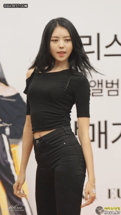 임나영 올블랙 스키니진 골반라인