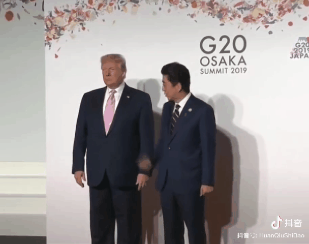 [G20] 아베가 트럼프에게 악수를 청했는데....gif