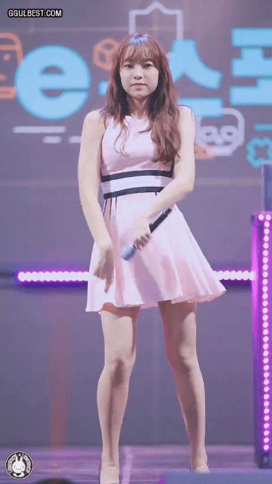 에이프릴 예나 민소매 원피스