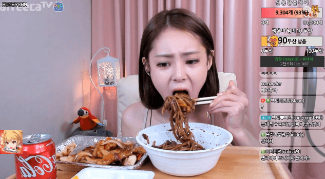 먹방하는 BJ핵찌.gif