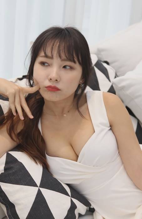 포켓걸스 지은 흰색 민소매 가슴골