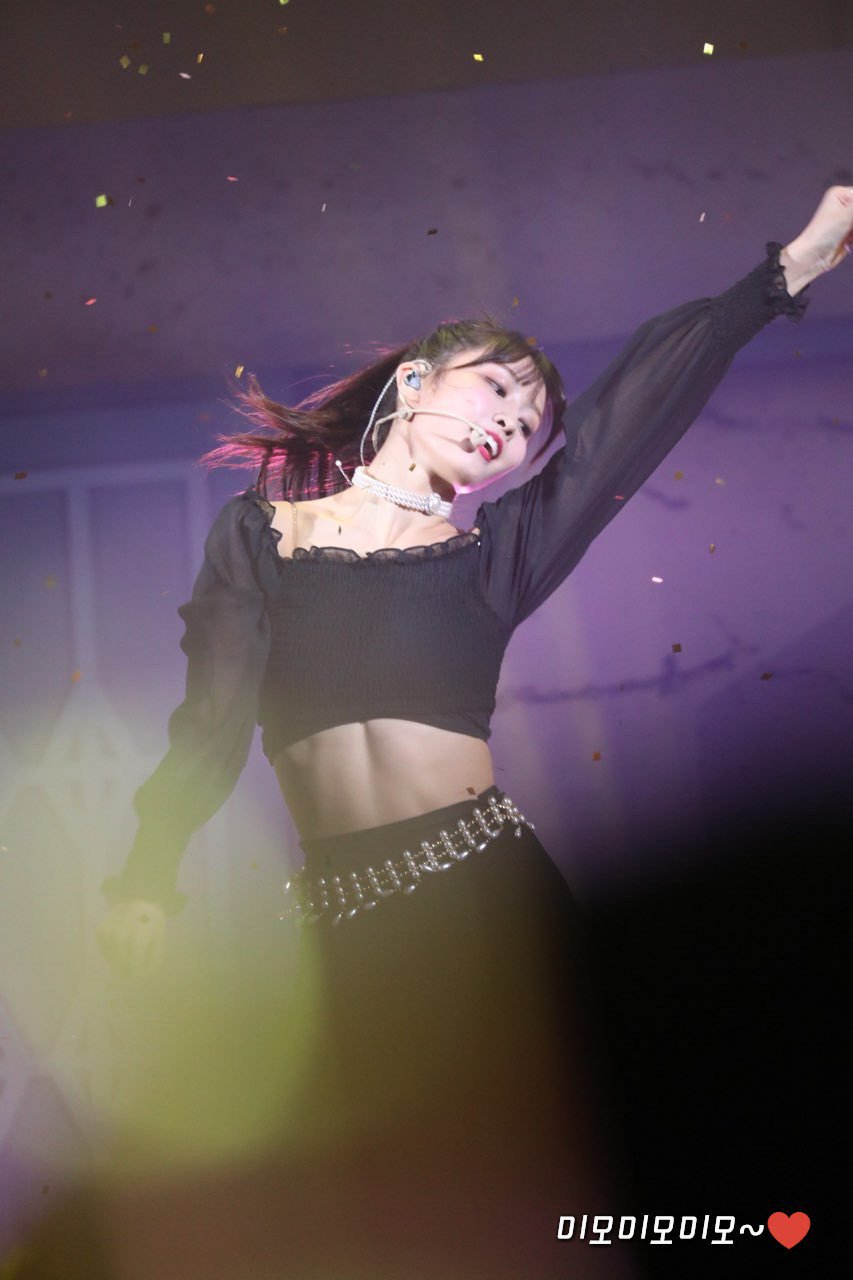 근육 뿜뿜한 모모