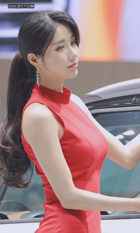 레이싱모델 임솔아 빨간 민소매 원피스.gif