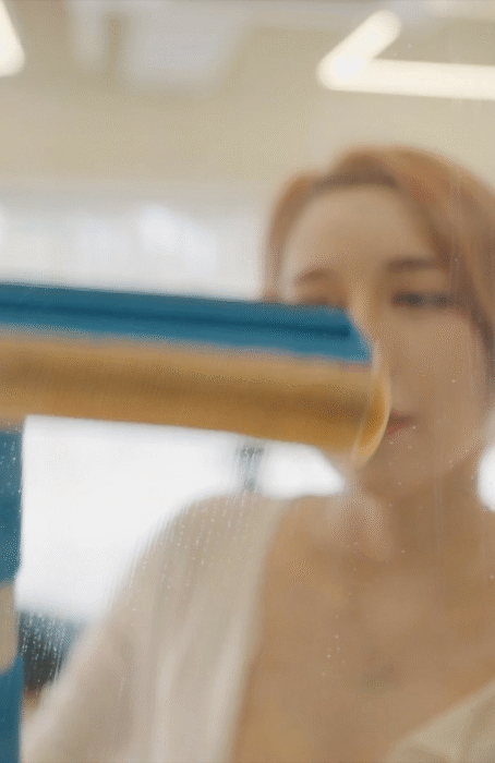 유리창 청소하는 ㅊㅈ