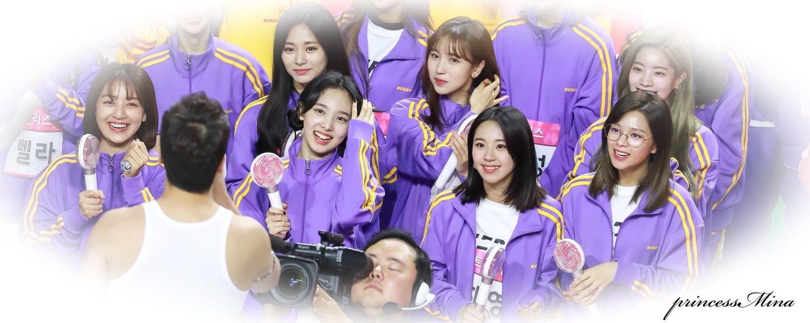 프레디 무큐리 공연을 보는 트와이스