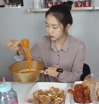 오마이걸 지호 먹방모음