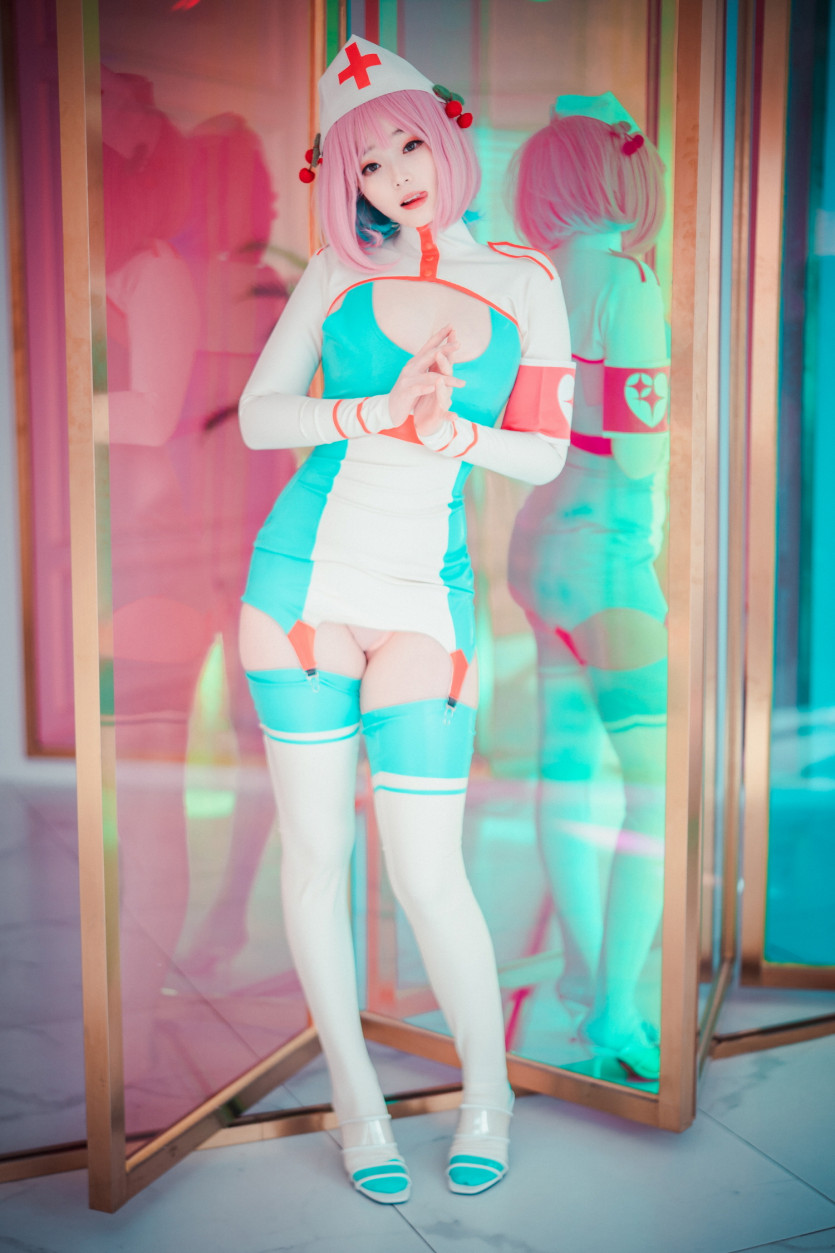 Cling To Latex_Bambi