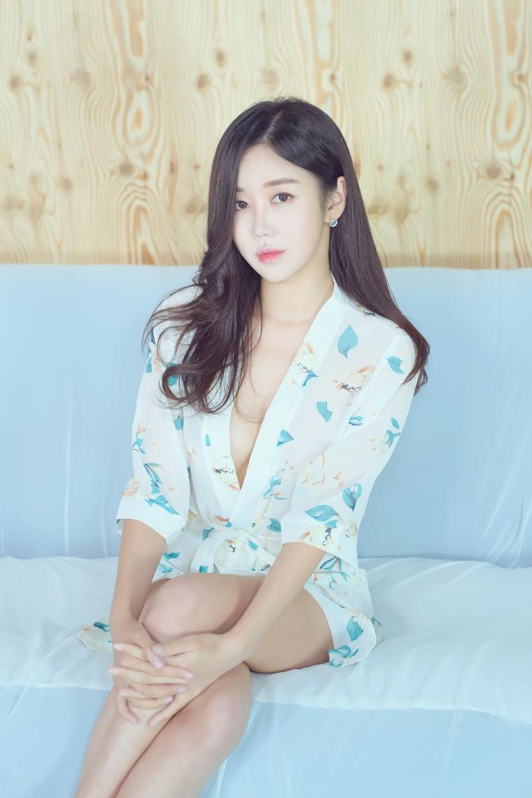 여러 의상 입어보는 처자