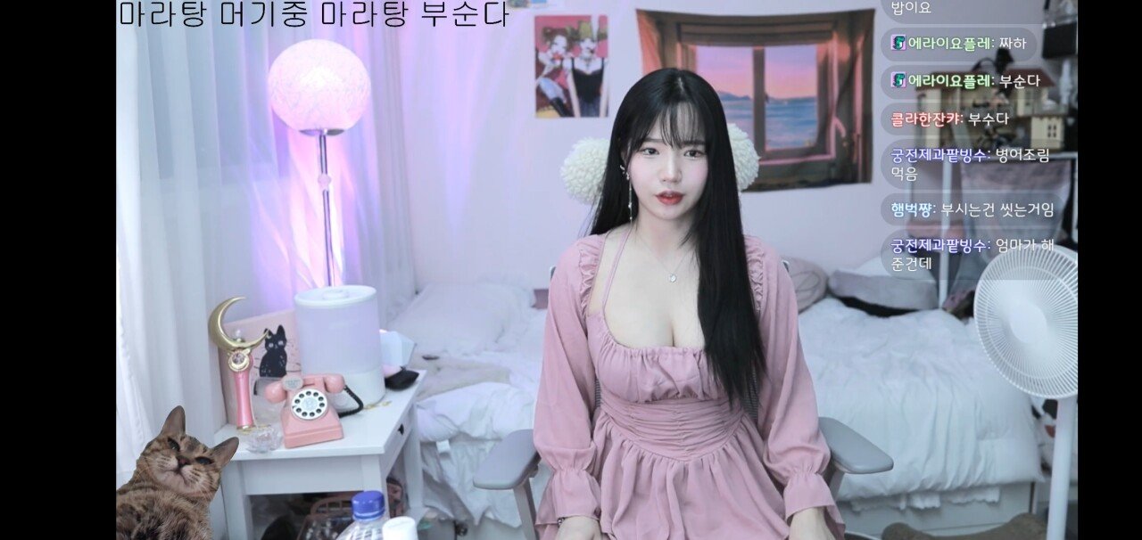 가슴 시원하게 드러내놓고 마라탕 기다리는 중