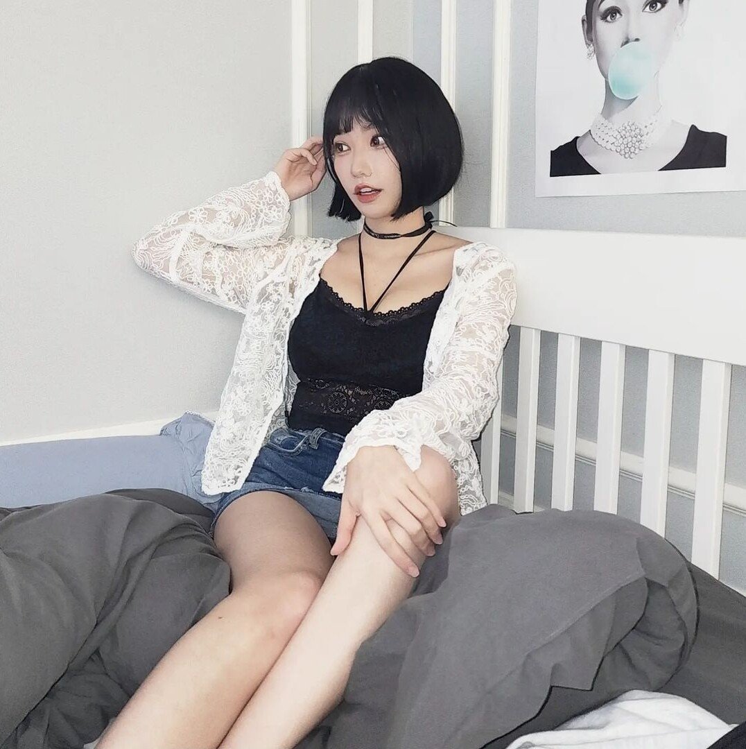 회색 미시룩 제로투 몸매 자랑하는 마젠타