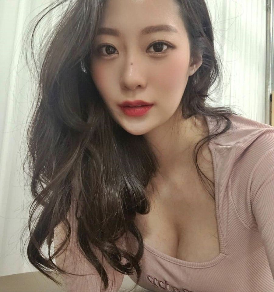 [레이싱걸] 교사출신 필라테스 강사 jpg (후방주의)