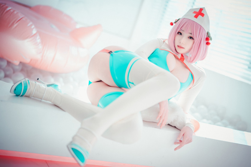 Cling To Latex_Bambi