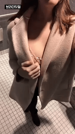 가슴 자랑하는 처자...