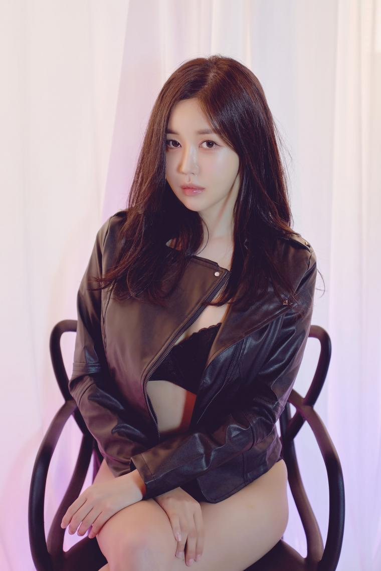 여러 의상 입어보는 처자