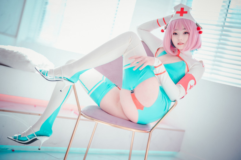 Cling To Latex_Bambi