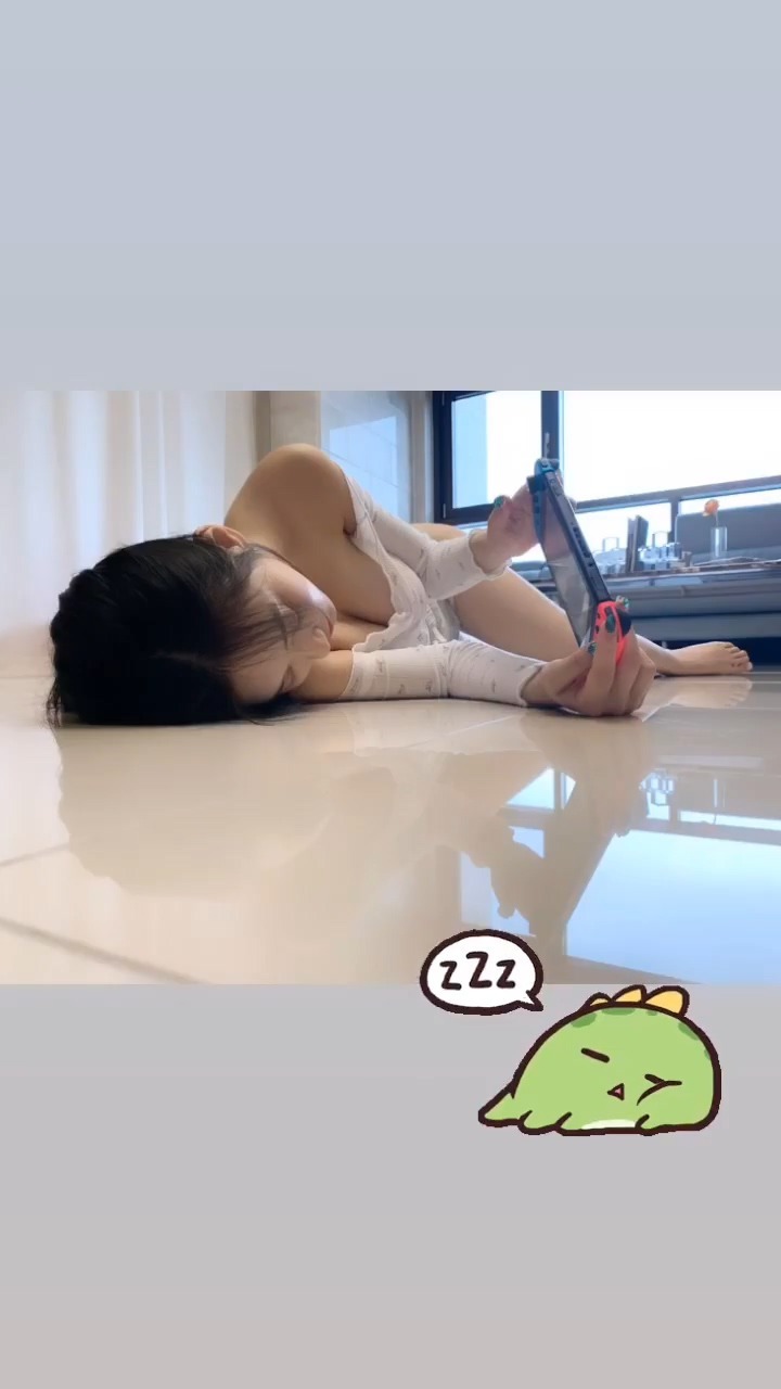 누워서 게임하는 신재은