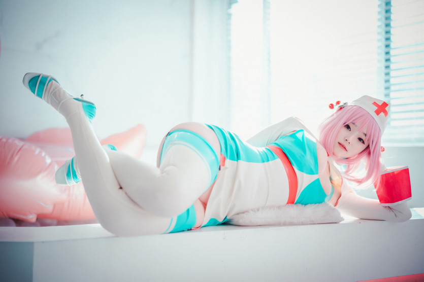 Cling To Latex_Bambi