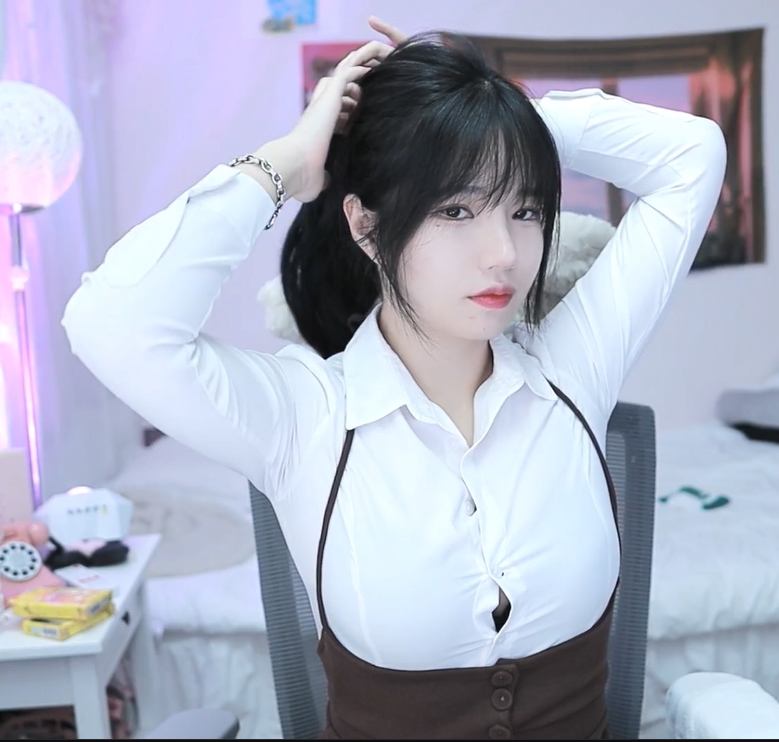 흰 셔츠 터질듯한 쨔니 가터벨트 뭔데 ㅗㅜㅑ